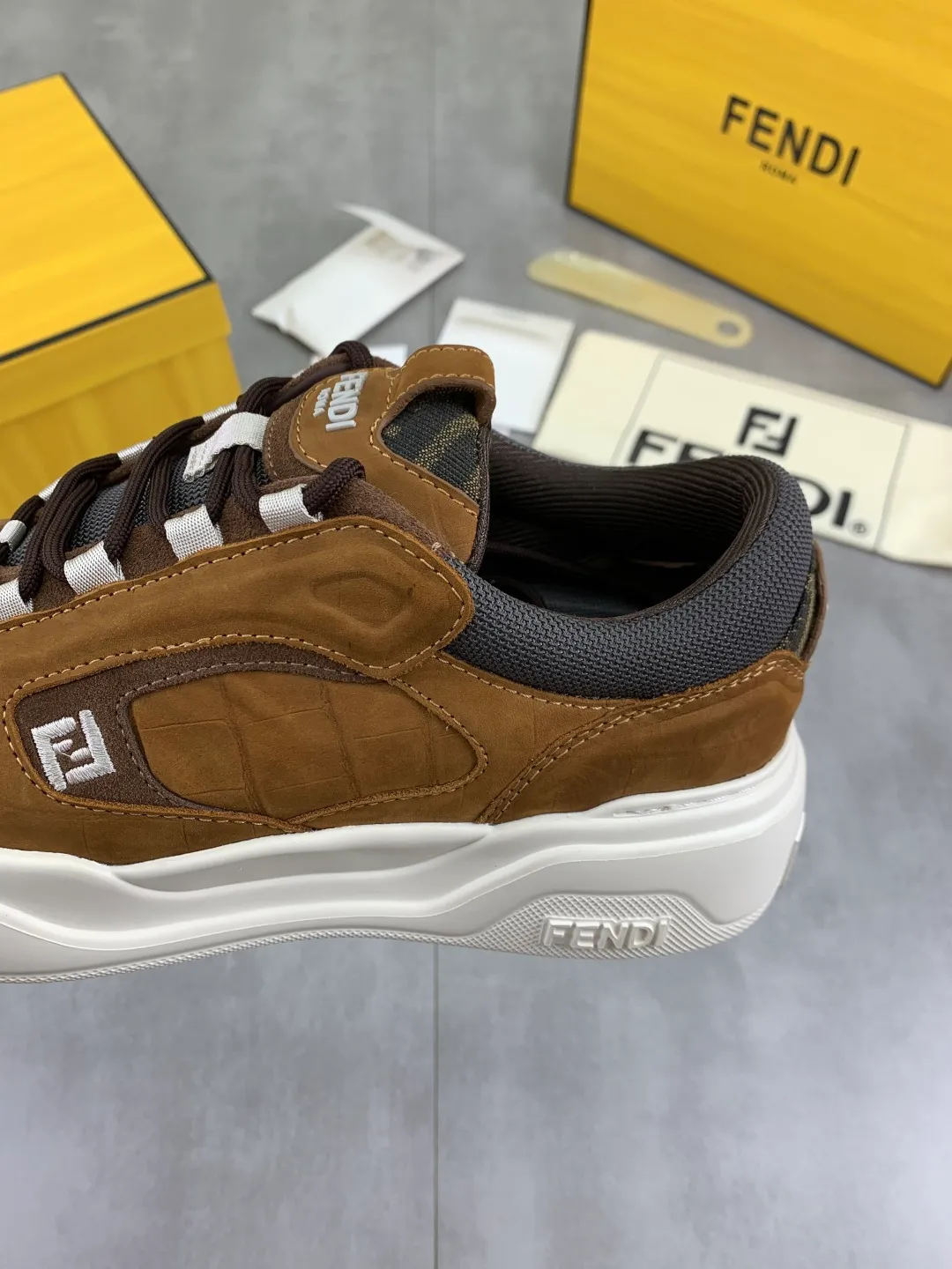 Men's Men's Shoes 💰P800 New Style 💰💎💎💎Summer Hot Style [FENDI Fendi] Top Version 🆕New slip-on sneakers, wavy soles engraved with original words. Embossed Fendi Flow lettering on the heel. The upper is made of high-end calfskin and breathable materials. Original lining with tone-on-tone details decorated with innovative handcrafting techniques. Ultra-light and wear-resistant TPU and IP foam soles, overall lightweight and comfortable. Size:39-44 (38 45 can be customized)